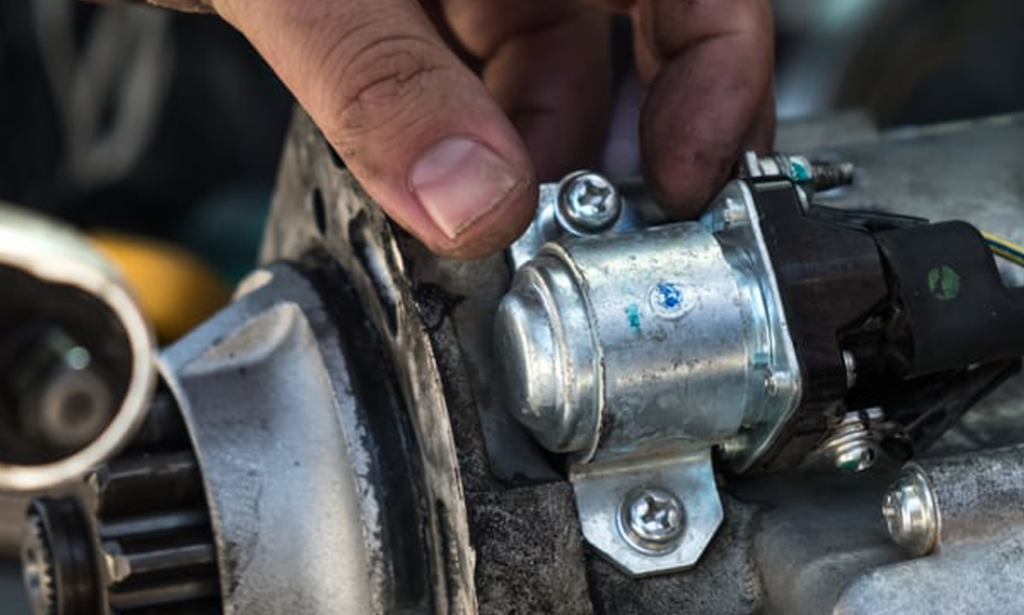 Symptoms and Causes of Oil Smelling Like Fuel